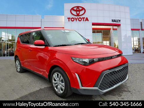 Used 2025 Kia Soul LX FWD image 1