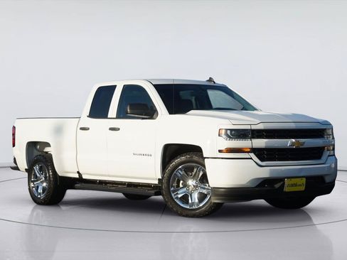 Used 2018 Chevrolet Silverado 1500 Custom w/ Custom Value Package RWD image 2