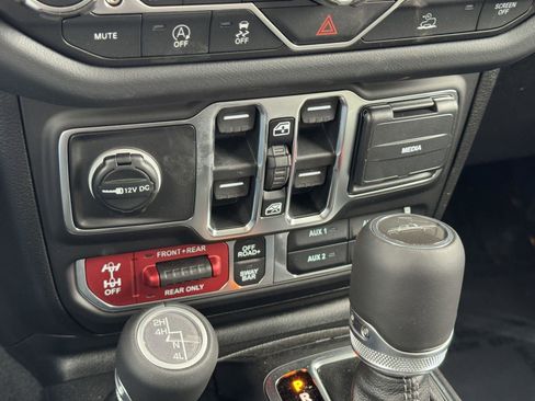 New 2026 Jeep Gladiator Rubicon w/ Steel Power Dome Hood Package AWD/4WD image 17