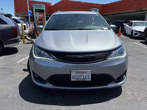 Used 2020 Chrysler Pacifica Limited w/ S Appearance Package FWD image 2