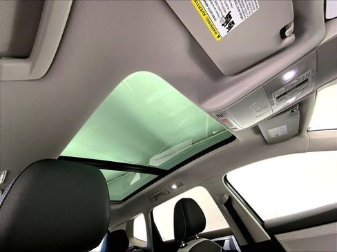 Certified 2025 Volkswagen Taos SE w/ Panoramic Sunroof Package image 22