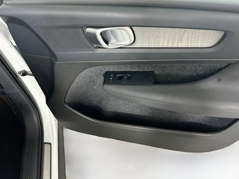 Used 2025 Volvo XC40 B5 Plus image 33