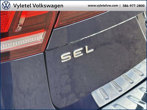 Certified 2022 Volkswagen Tiguan SEL R-Line image 11