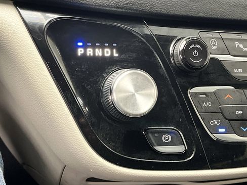 Used 2023 Chrysler Pacifica Touring-L image 25