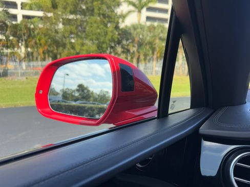 Used 2019 Bentley Bentayga image 23