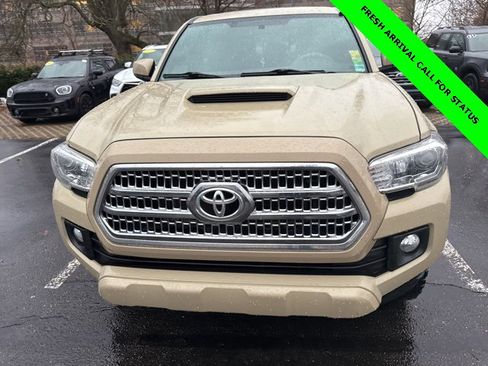 Used 2017 Toyota Tacoma image 2