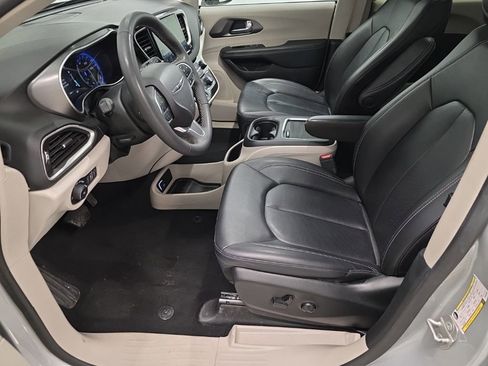 Used 2024 Chrysler Pacifica Touring-L image 12