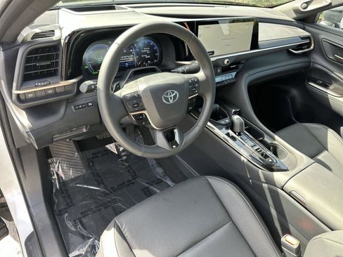 Used 2026 Toyota Crown Platinum image 2