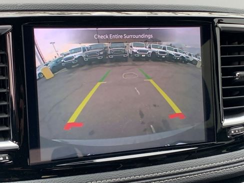 Used 2025 Chrysler Pacifica Limited image 18