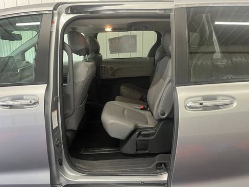 Used 2024 Toyota Sienna XLE FWD image 17