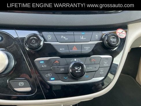 Used 2023 Chrysler Pacifica Touring-L FWD image 20