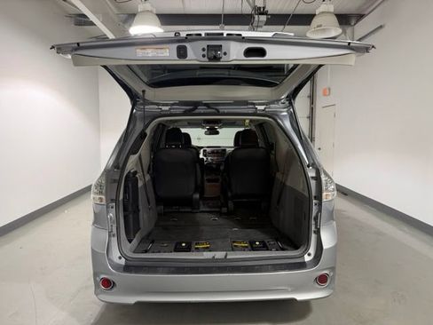 Used 2013 Toyota Sienna SE FWD image 8