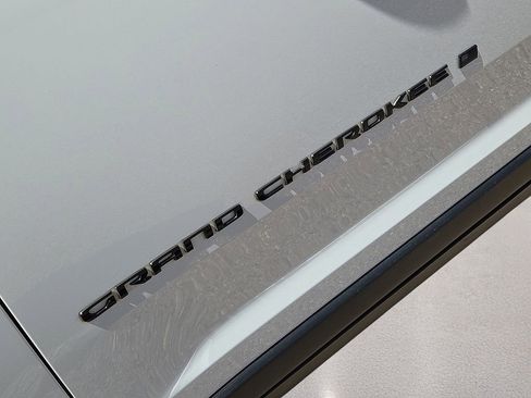 Used 2023 Jeep Grand Cherokee Altitude RWD image 11