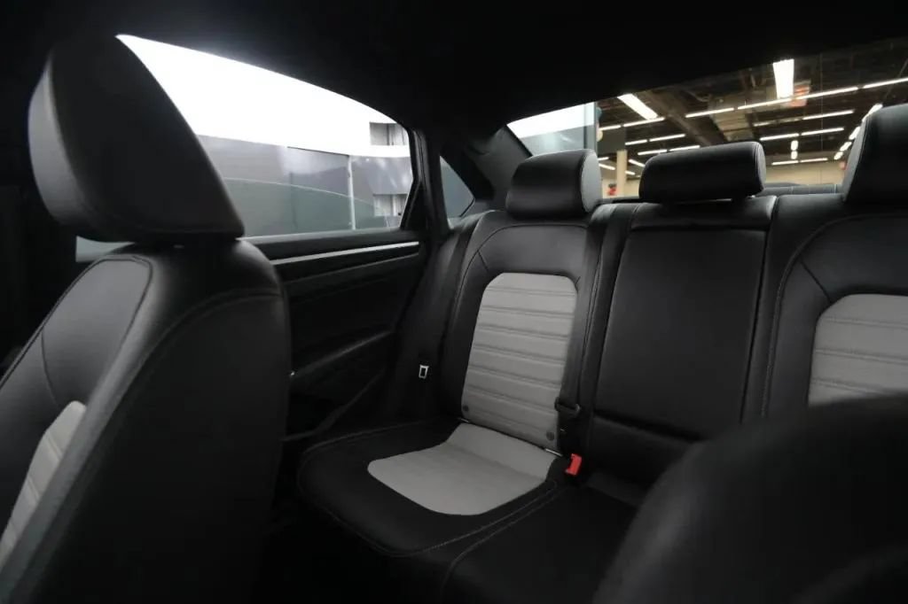 Used 2018 Volkswagen Passat GT FWD image 35