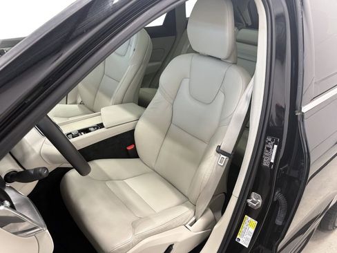 Used 2019 Volvo XC60 T5 Momentum w/ Multimedia Package AWD/4WD image 10