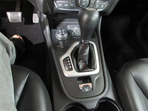 Used 2018 Jeep Cherokee Trailhawk image 75