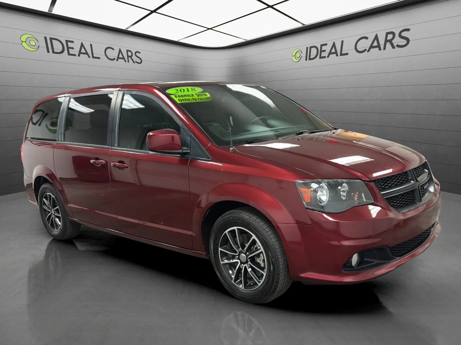 Used 2018 Dodge Grand Caravan SXT w/ Blacktop Package FWD image 3