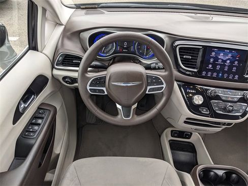 Used 2018 Chrysler Pacifica Touring Plus image 13