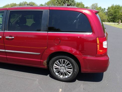 Used 2013 Chrysler Town & Country Touring-L w/ Driver Convenience Group FWD image 34