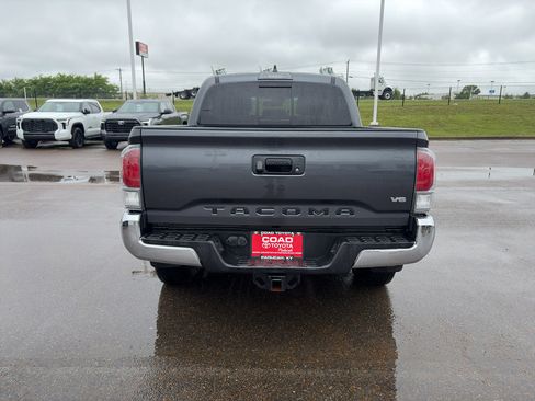 Certified 2022 Toyota Tacoma TRD Off-Road AWD/4WD image 4