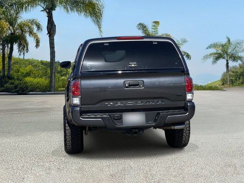 Used 2020 Toyota Tacoma TRD Off-Road w/ TRD Premium Off Road Package AWD/4WD image 4