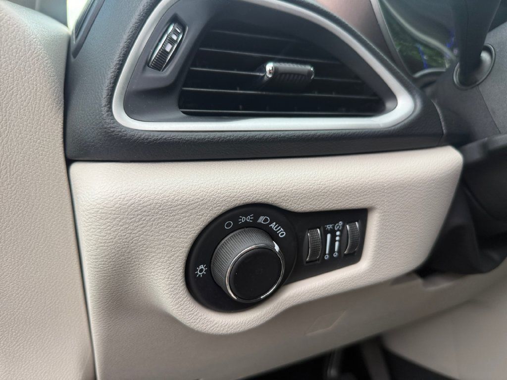 Used 2023 Chrysler Voyager LX FWD image 17