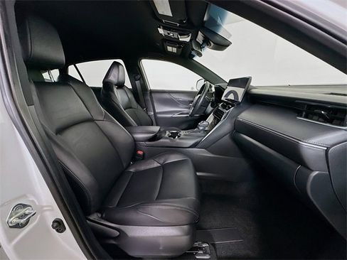 Used 2024 Toyota Venza Nightshade image 5