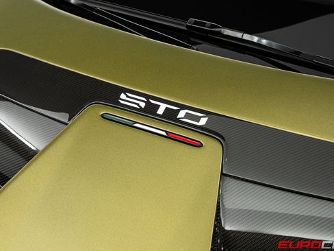 Used 2022 Lamborghini Huracan STO image 11