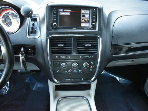 Used 2018 Dodge Grand Caravan SXT image 17