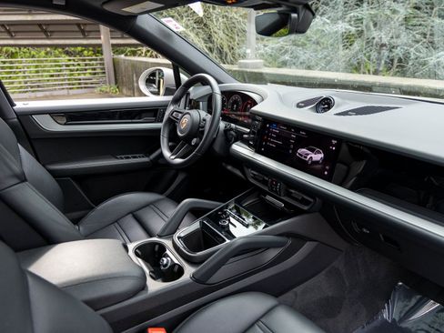 Certified 2025 Porsche Cayenne S image 53
