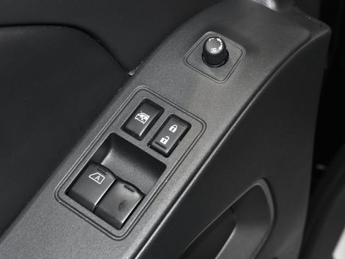 Certified 2025 Nissan Frontier SV AWD/4WD image 5