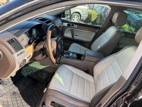 Used 2010 Volkswagen Touareg TDI AWD/4WD image 11