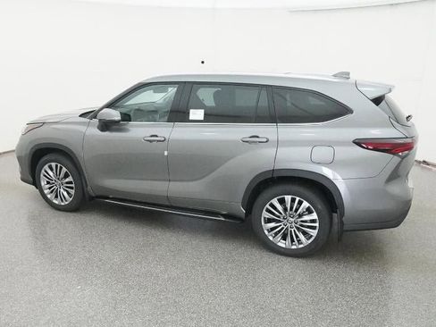 New 2026 Toyota Highlander Platinum image 4