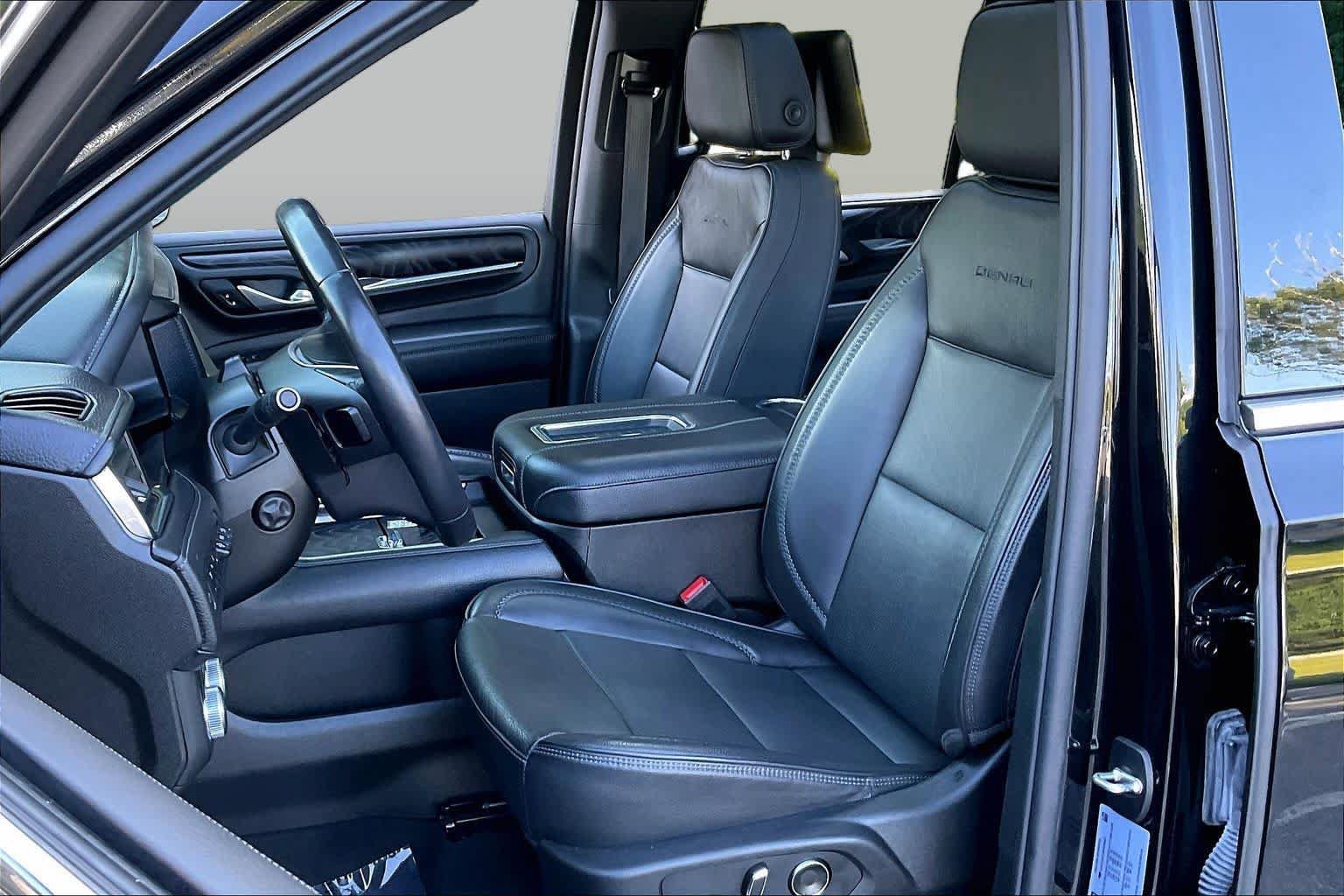 Used 2024 GMC Yukon Denali w/ Advanced Technology Package AWD/4WD image 7