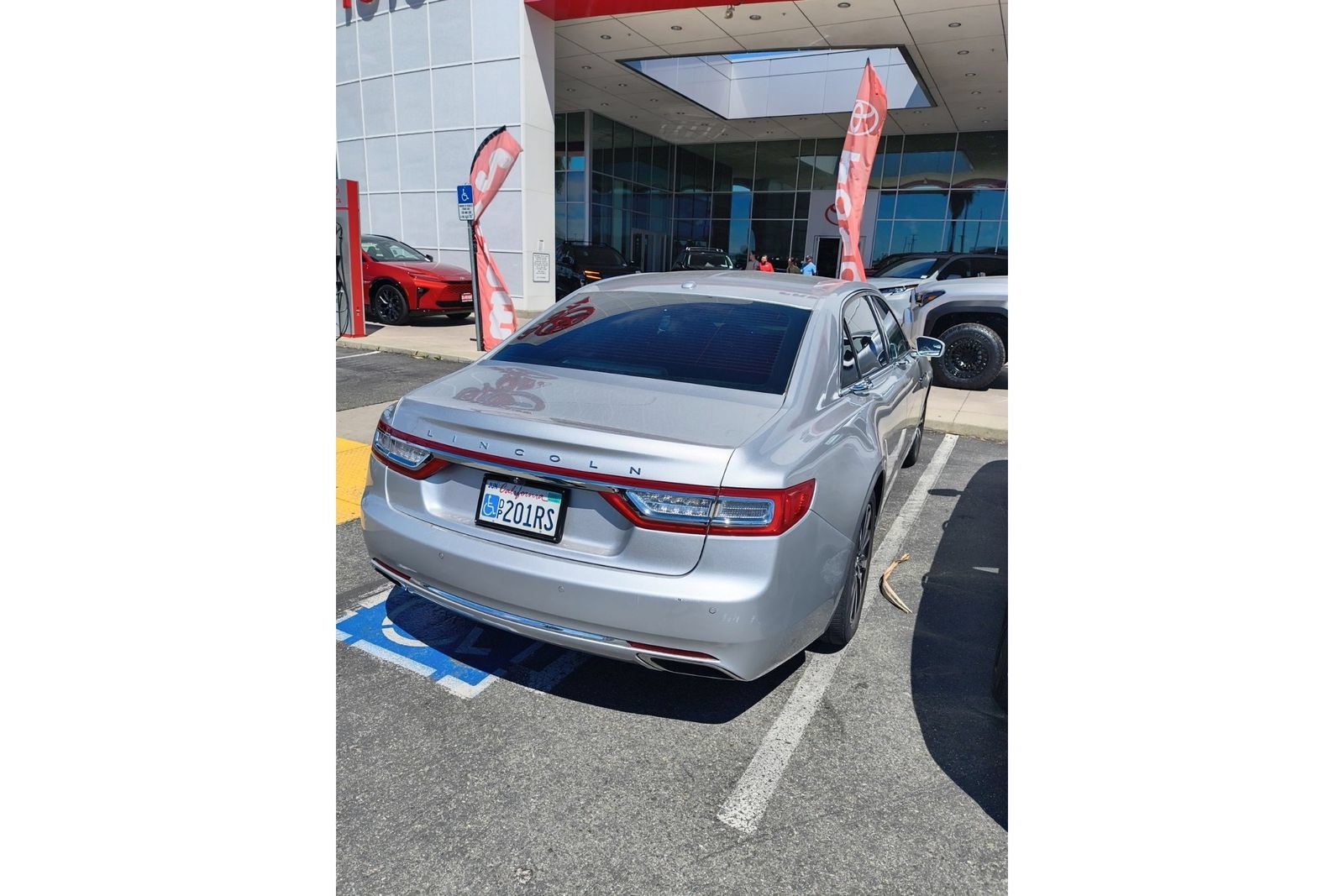 Used 2017 Lincoln Continental Premiere FWD image 3