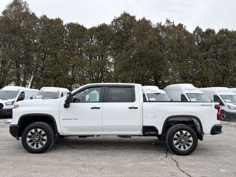 Used 2024 Chevrolet Silverado 2500 Custom w/ Custom Convenience Package image 9