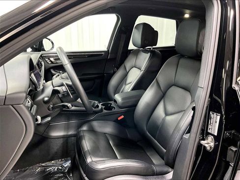 Used 2025 Porsche Macan w/ Premium Package Plus image 8