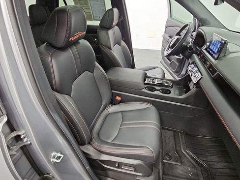 Used 2025 Honda Pilot TrailSport image 39