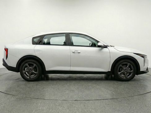Used 2025 Kia K4 LXS image 11