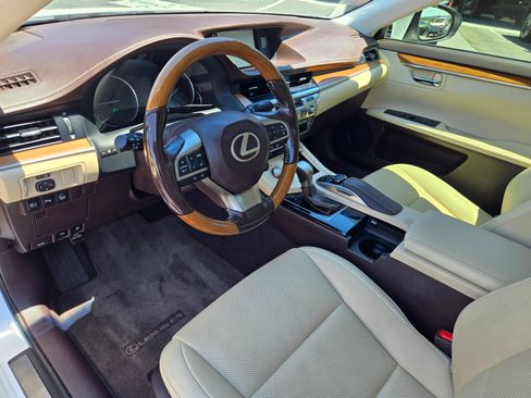 Used 2017 Lexus ES 300h w/ Navigation System Package FWD image 10