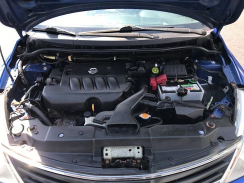 Used 2010 Nissan Versa Hatchback w/ Premium Pkg FWD image 8