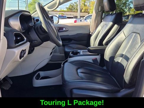 Used 2024 Chrysler Pacifica Touring-L FWD image 10