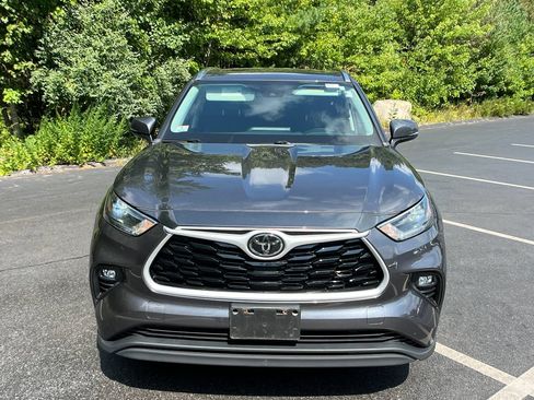 Used 2021 Toyota Highlander XLE AWD/4WD image 4