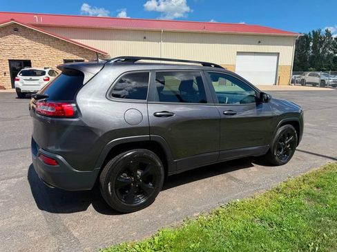 Used 2016 Jeep Cherokee Latitude w/ Comfort/Convenience Group AWD/4WD image 4