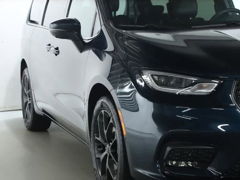 Used 2023 Chrysler Pacifica Touring-L w/ Uconnect Theater Family Group AWD/4WD image 8