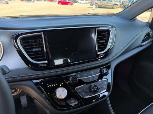 New 2026 Chrysler Pacifica Limited image 32