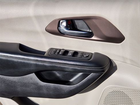 Used 2021 Chrysler Voyager Lxi image 6