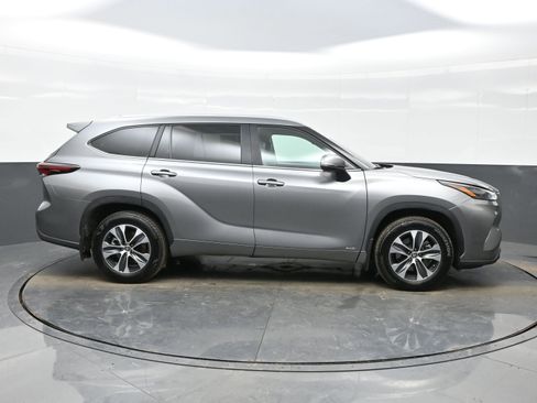Used 2025 Toyota Highlander XLE image 7