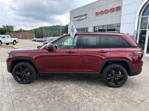 Used 2023 Jeep Grand Cherokee Altitude AWD/4WD image 5