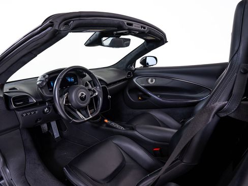 Used 2025 McLaren Artura Spider RWD image 21